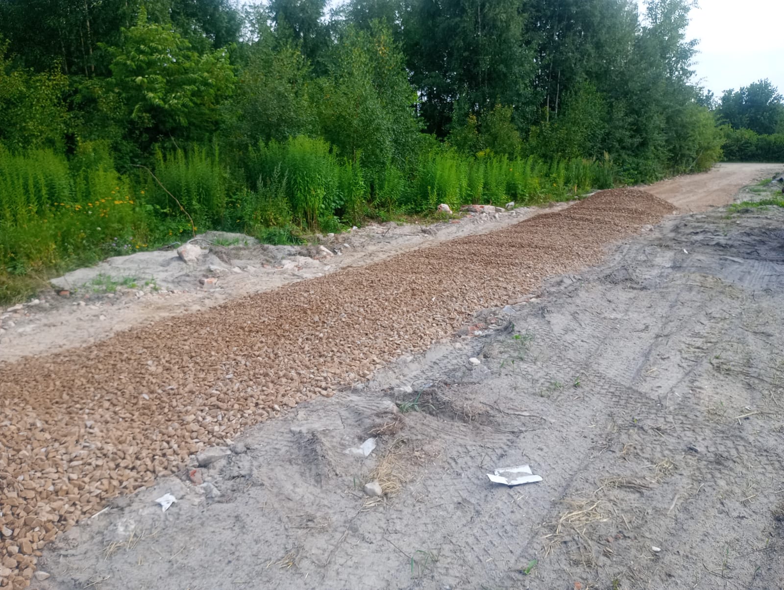 Transport kruszyw budowlanych - koparko-ładowarka w akcji