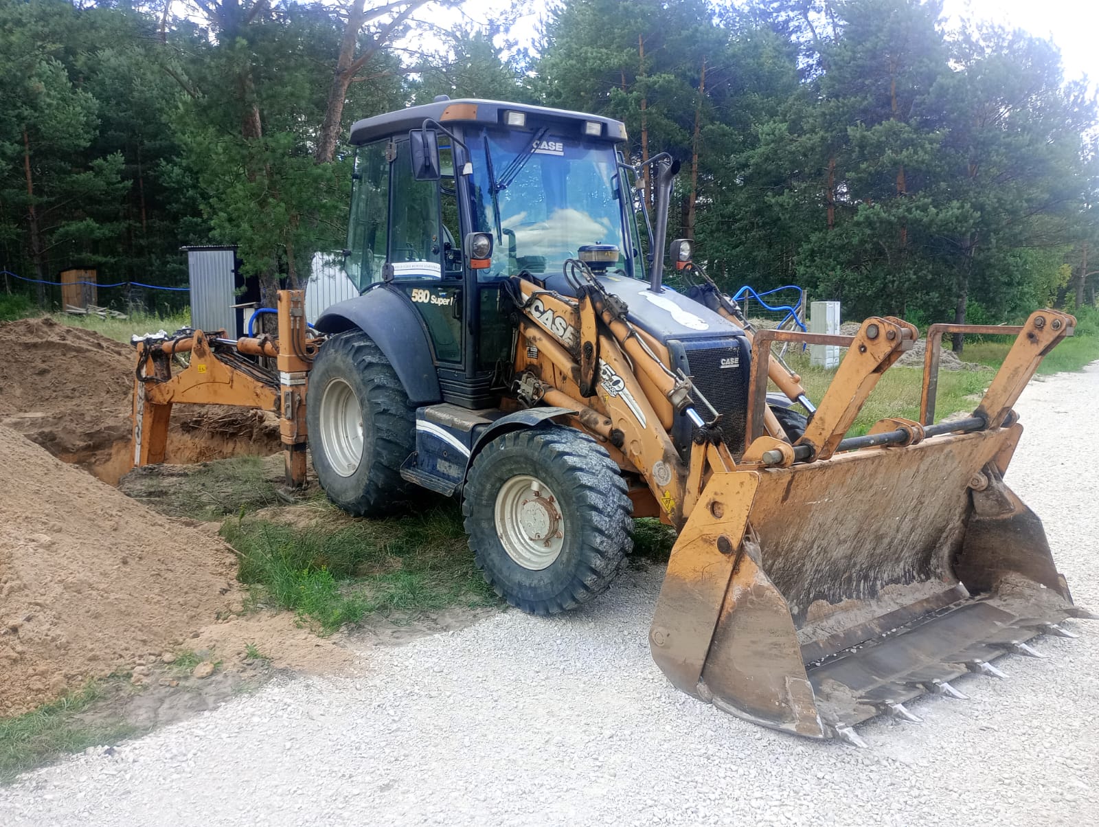 Usługi koparką Kielce - koparko-ładowarka z wymiennymi łyżkami do różnych prac ziemnych