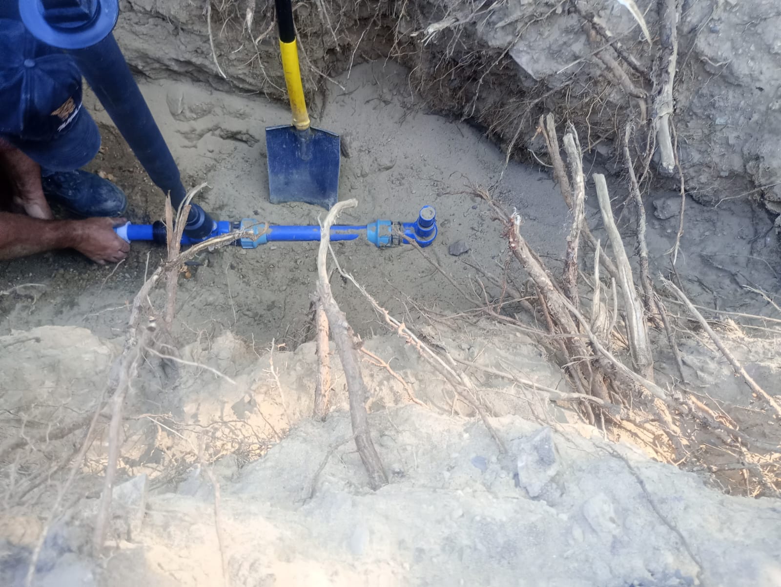 Prace przy przyłączach wodociągowych - montaż rur i instalacji wod-kan w wykopie